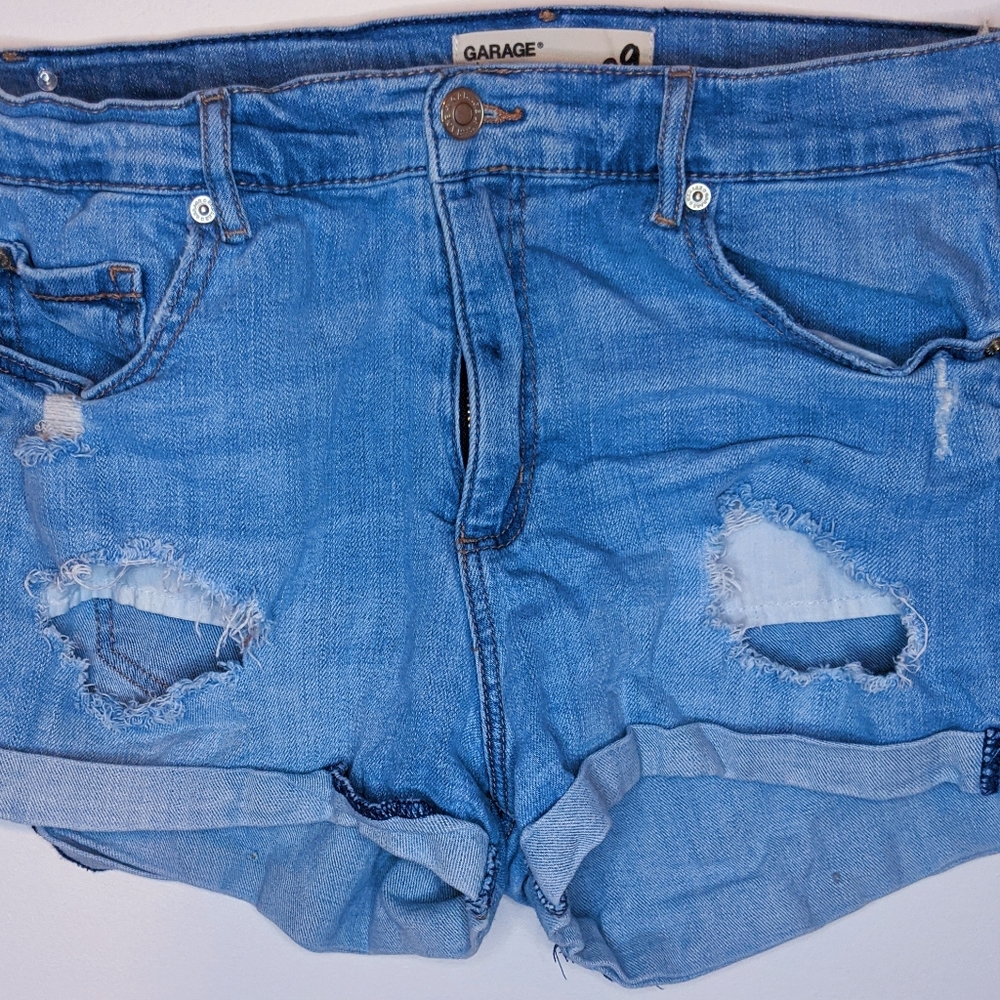 Garage size 9 medium wash shorts